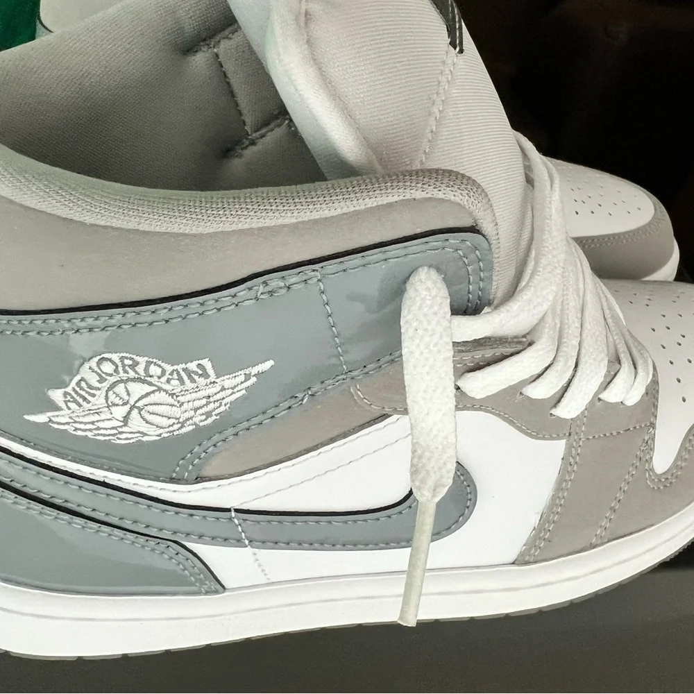 NEW Jordan 1 Mid SE Men size 8 white/cool grey/medium grey with clear soles